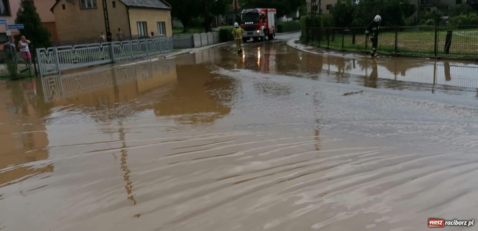 Zdjęcie w galerii na portalu naszraciborz.pl: Ulewa nad Borucinem. Kuchelnicka jak rzeka [FOTO i WIDEO] wiadomości z regionu
