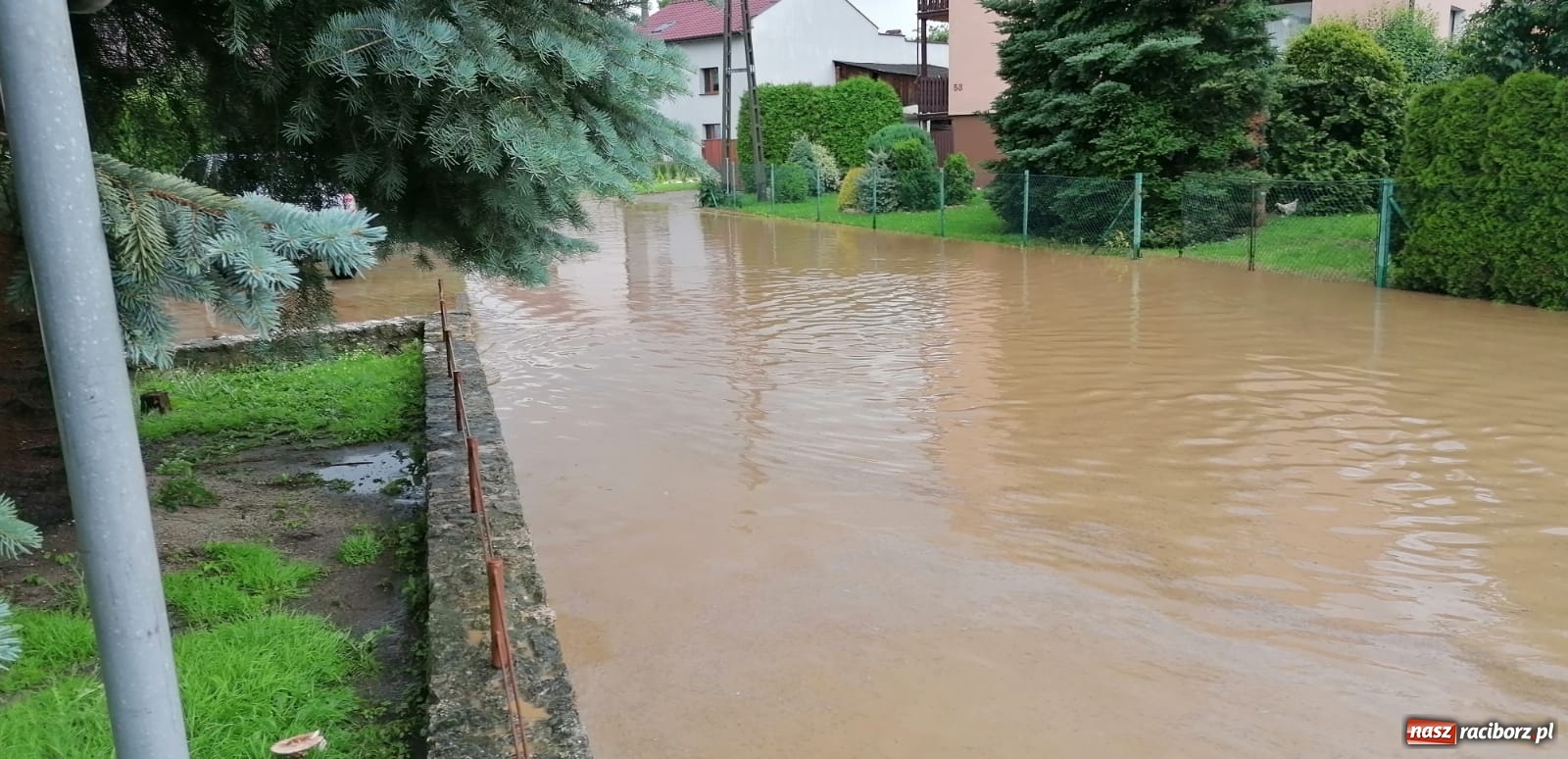 Zdjęcie w galerii na portalu naszraciborz.pl: Ulewa nad Borucinem. Kuchelnicka jak rzeka [FOTO i WIDEO] wiadomości z regionu