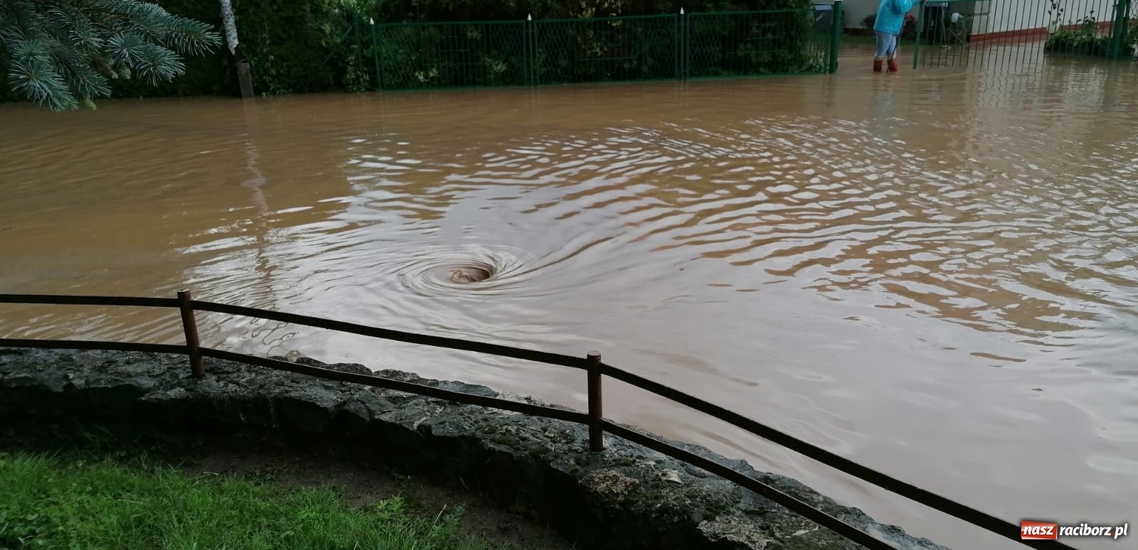 Zdjęcie w galerii na portalu naszraciborz.pl: Ulewa nad Borucinem. Kuchelnicka jak rzeka [FOTO i WIDEO] wiadomości z regionu