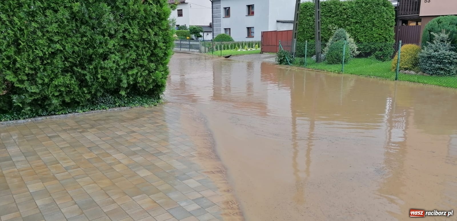 Zdjęcie w galerii na portalu naszraciborz.pl: Ulewa nad Borucinem. Kuchelnicka jak rzeka [FOTO i WIDEO] wiadomości z regionu