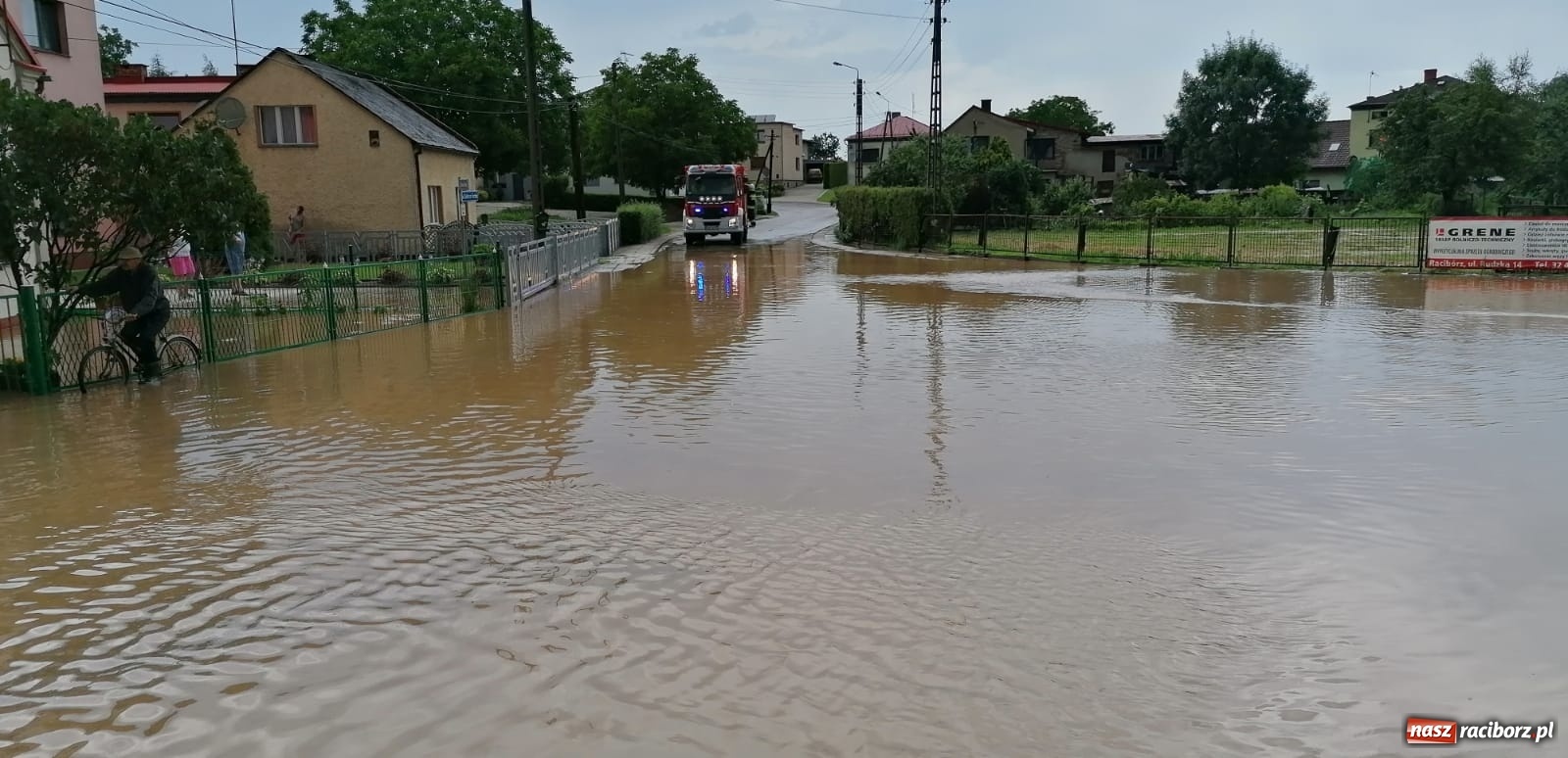 Zdjęcie w galerii na portalu naszraciborz.pl: Ulewa nad Borucinem. Kuchelnicka jak rzeka [FOTO i WIDEO] wiadomości z regionu