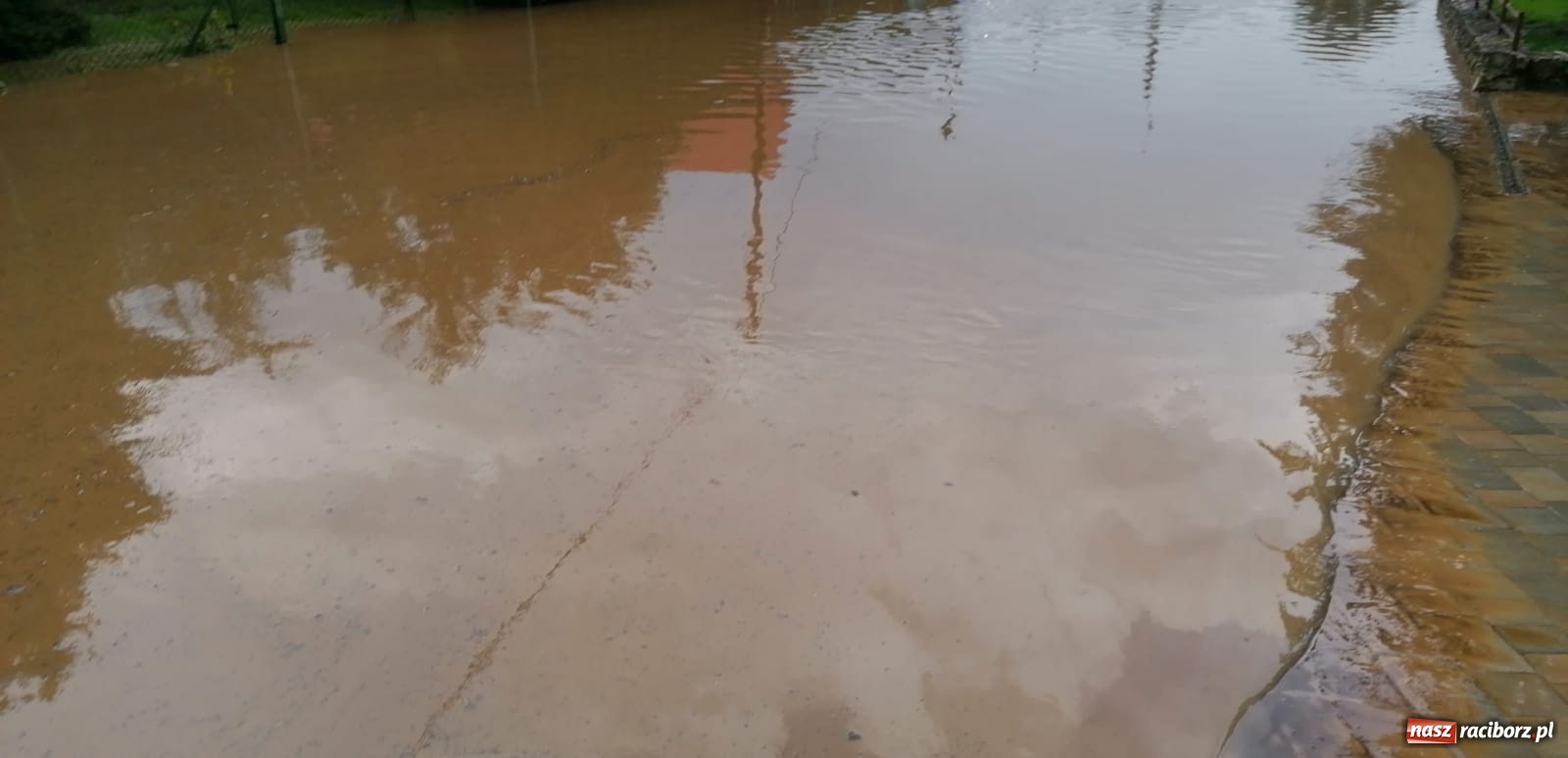 Zdjęcie w galerii na portalu naszraciborz.pl: Ulewa nad Borucinem. Kuchelnicka jak rzeka [FOTO i WIDEO] wiadomości z regionu