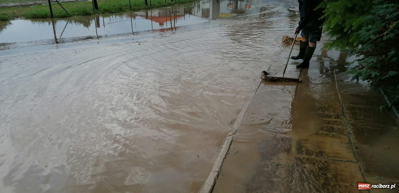 Zdjęcie w galerii na portalu naszraciborz.pl: Ulewa nad Borucinem. Kuchelnicka jak rzeka [FOTO i WIDEO] wiadomości z regionu