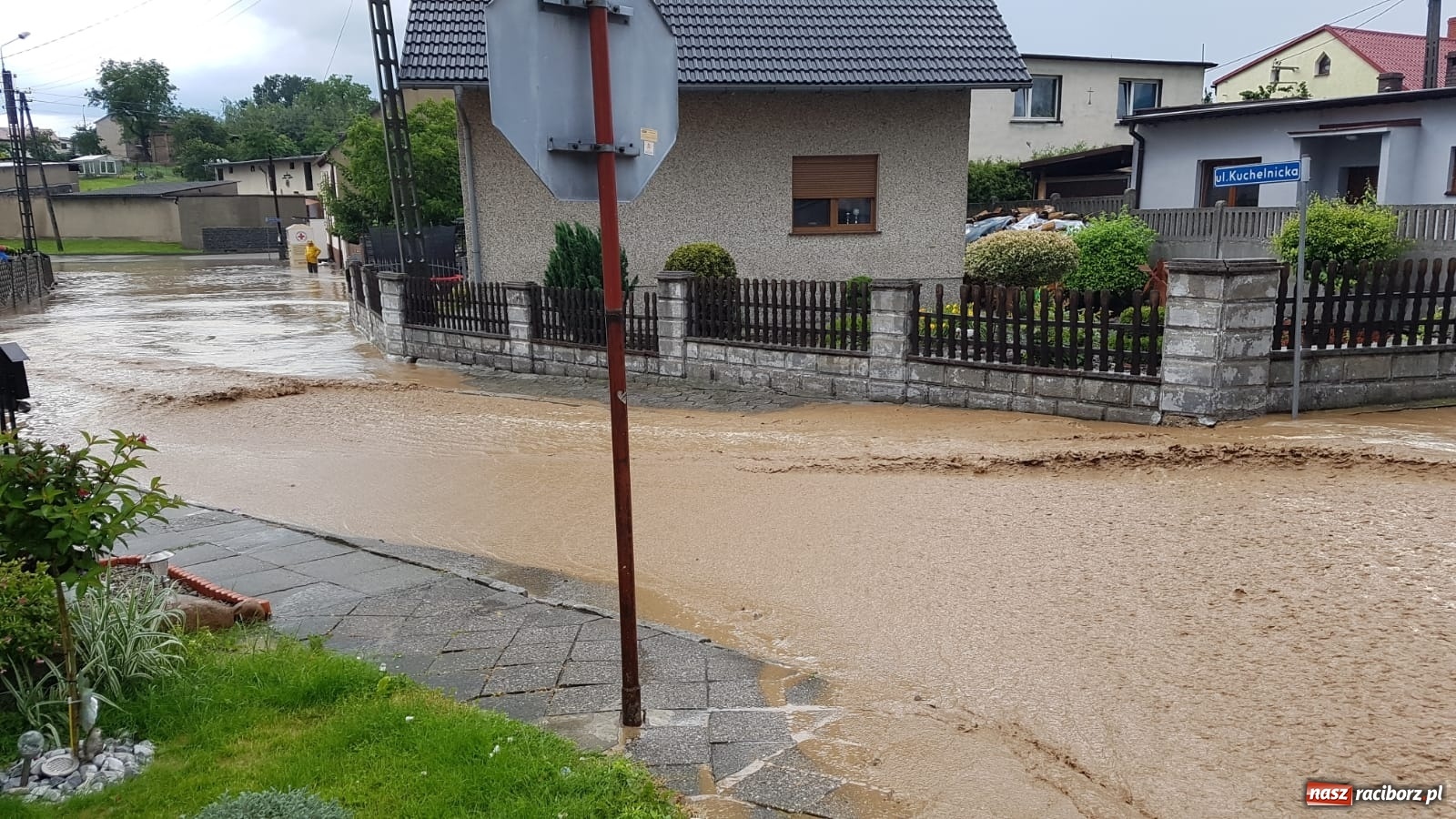 Zdjęcie w galerii na portalu naszraciborz.pl: Ulewa nad Borucinem. Kuchelnicka jak rzeka [FOTO i WIDEO] wiadomości z regionu