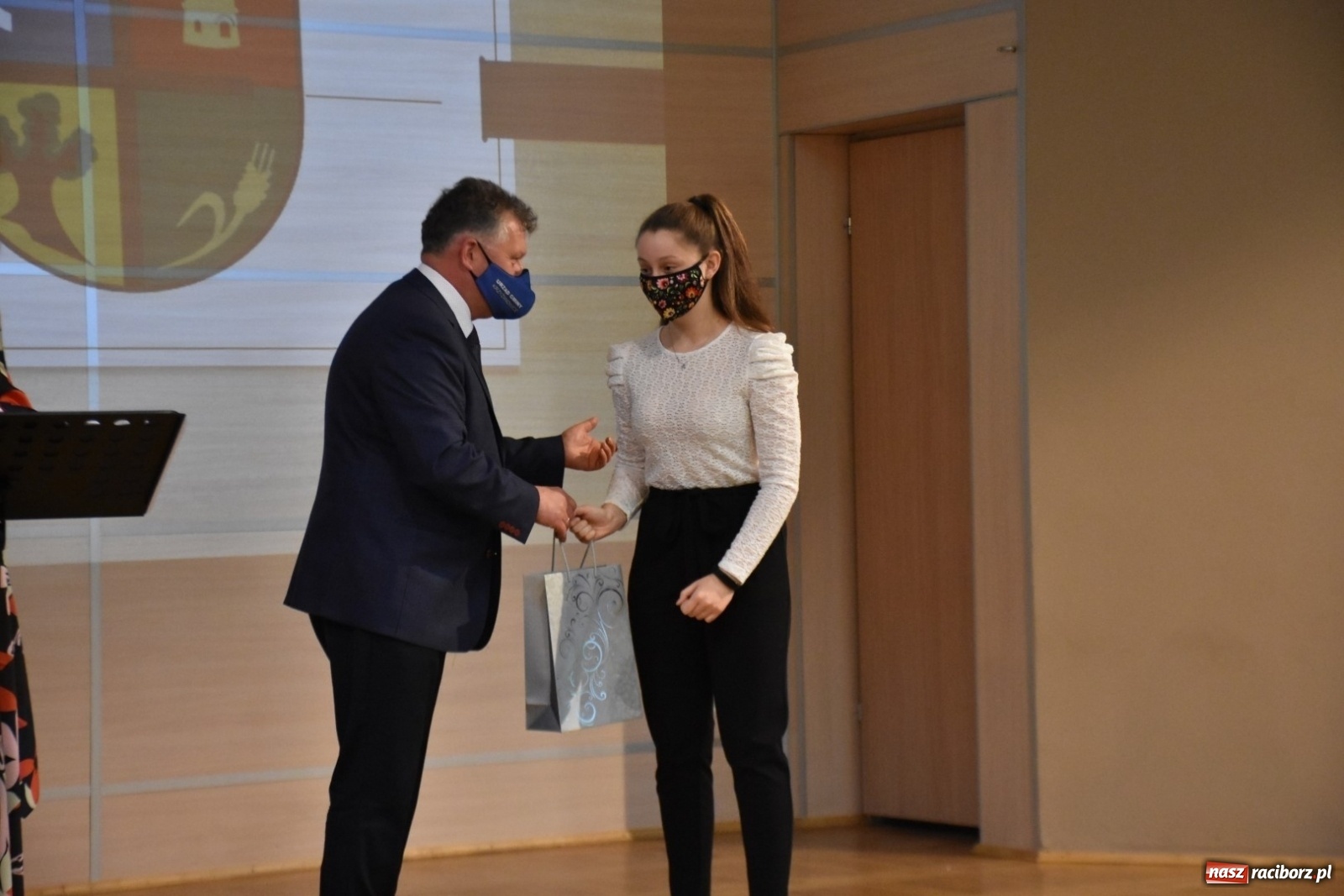 Zdjęcie w galerii na portalu naszraciborz.pl: Wybitni uczniowie gminy Krzyżanowice nagrodzeni [FOTO] wiadomości z regionu