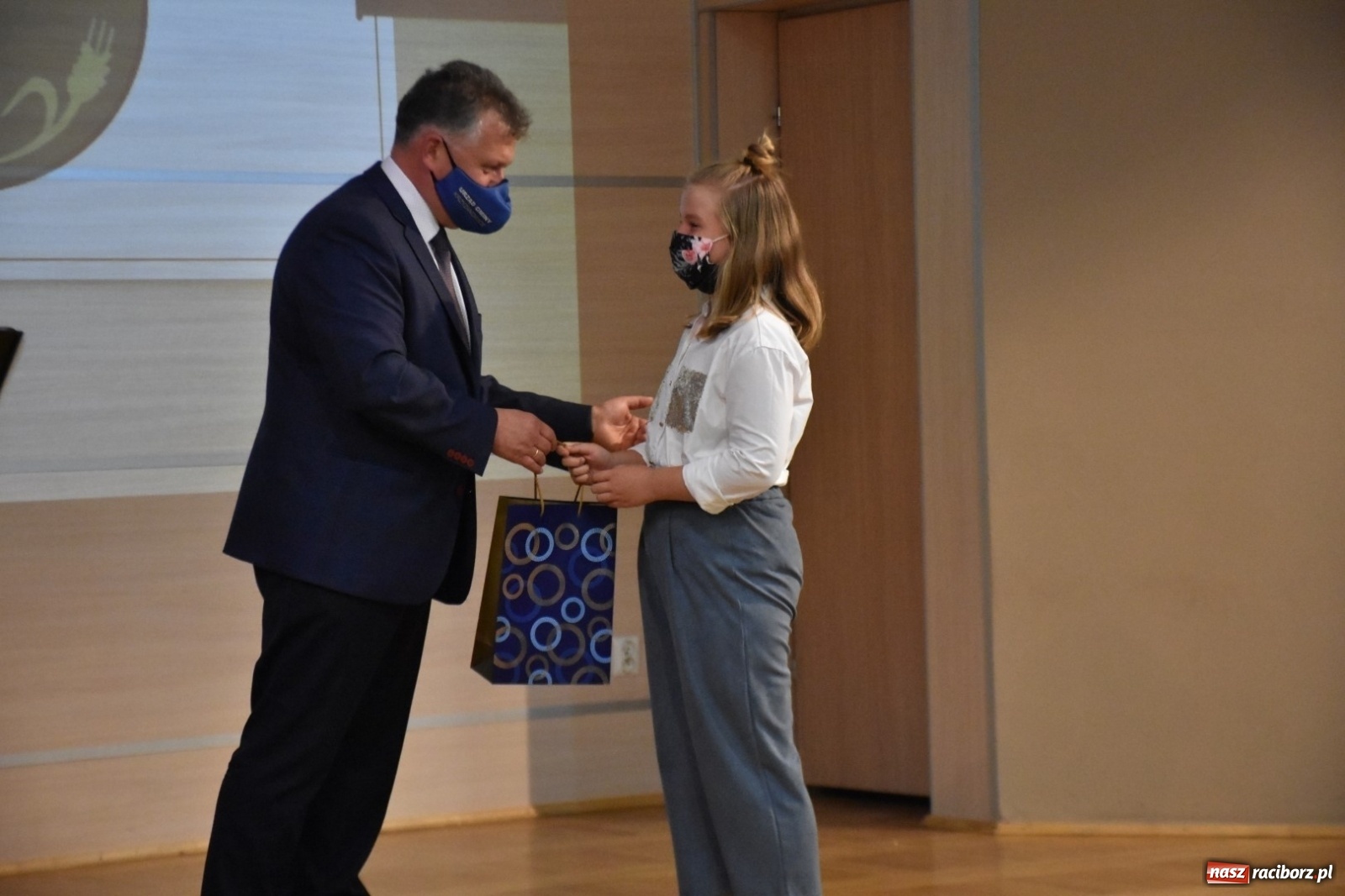 Zdjęcie w galerii na portalu naszraciborz.pl: Wybitni uczniowie gminy Krzyżanowice nagrodzeni [FOTO] wiadomości z regionu