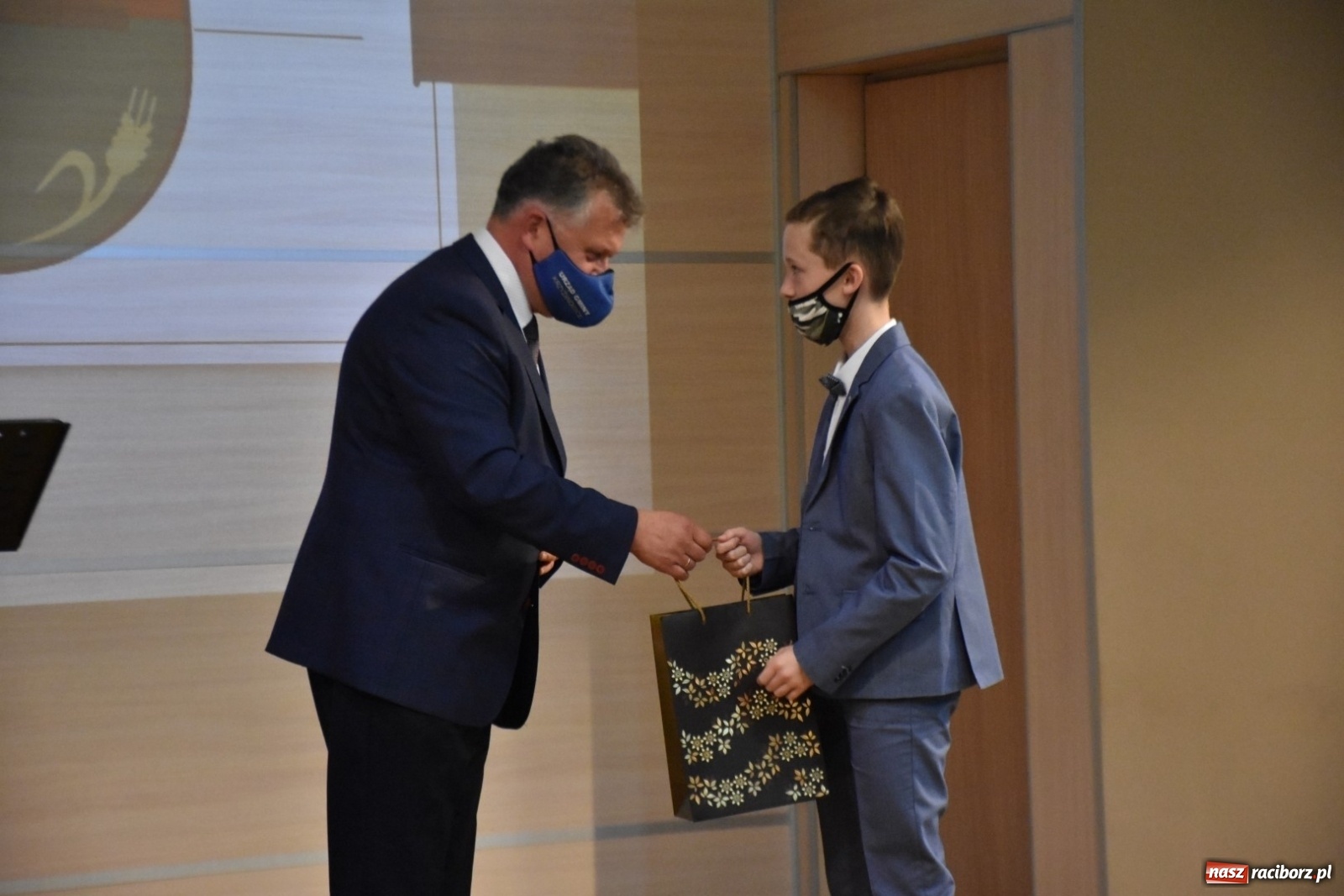 Zdjęcie w galerii na portalu naszraciborz.pl: Wybitni uczniowie gminy Krzyżanowice nagrodzeni [FOTO] wiadomości z regionu