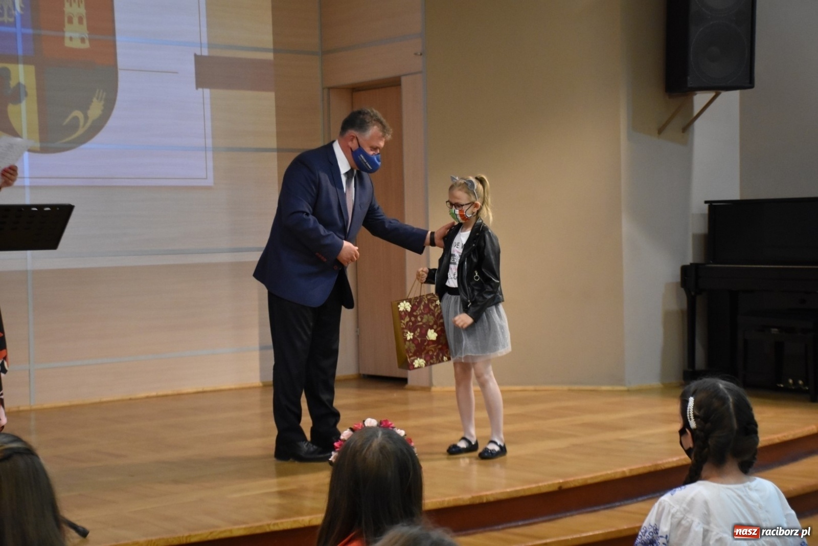 Zdjęcie w galerii na portalu naszraciborz.pl: Wybitni uczniowie gminy Krzyżanowice nagrodzeni [FOTO] wiadomości z regionu