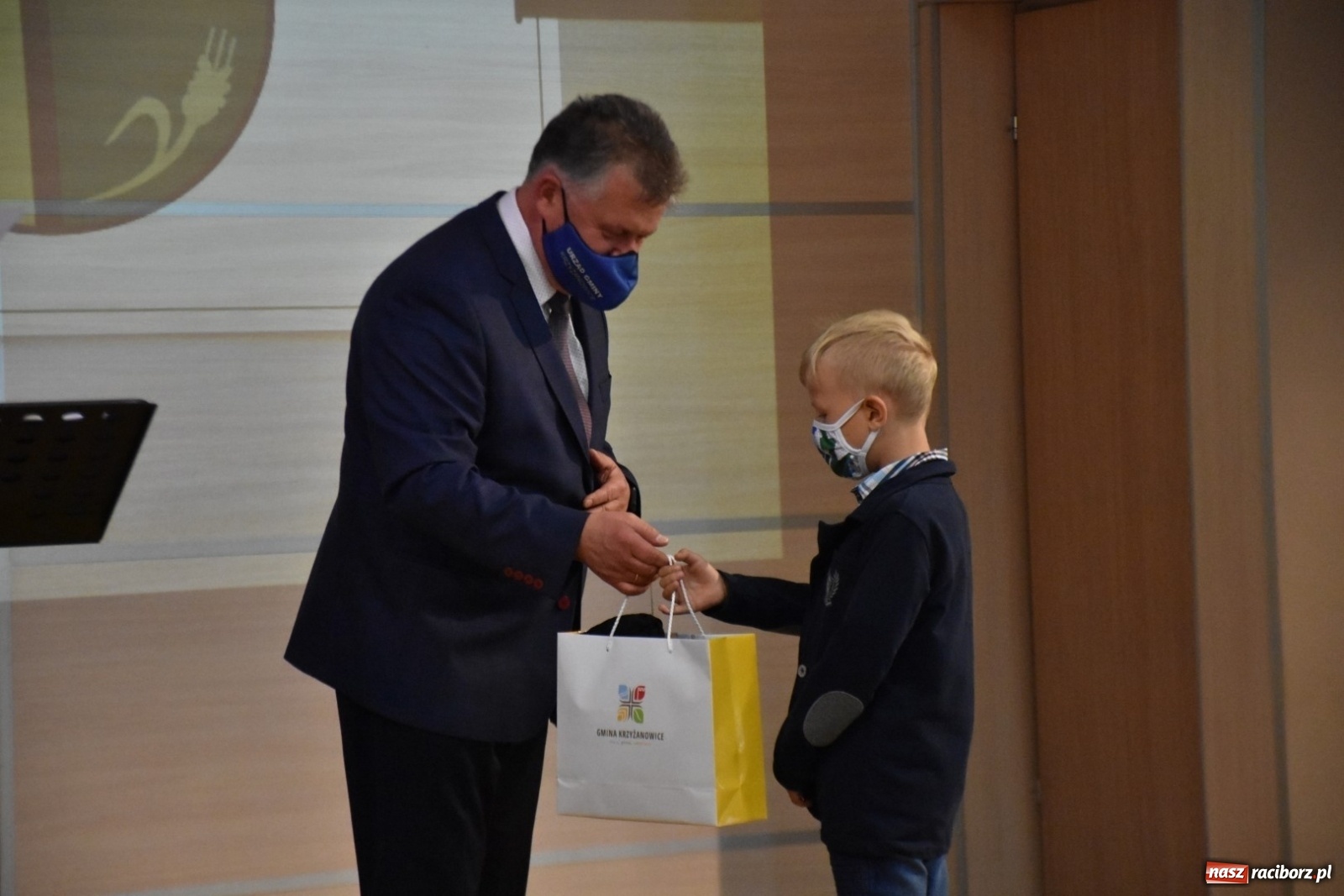 Zdjęcie w galerii na portalu naszraciborz.pl: Wybitni uczniowie gminy Krzyżanowice nagrodzeni [FOTO] wiadomości z regionu
