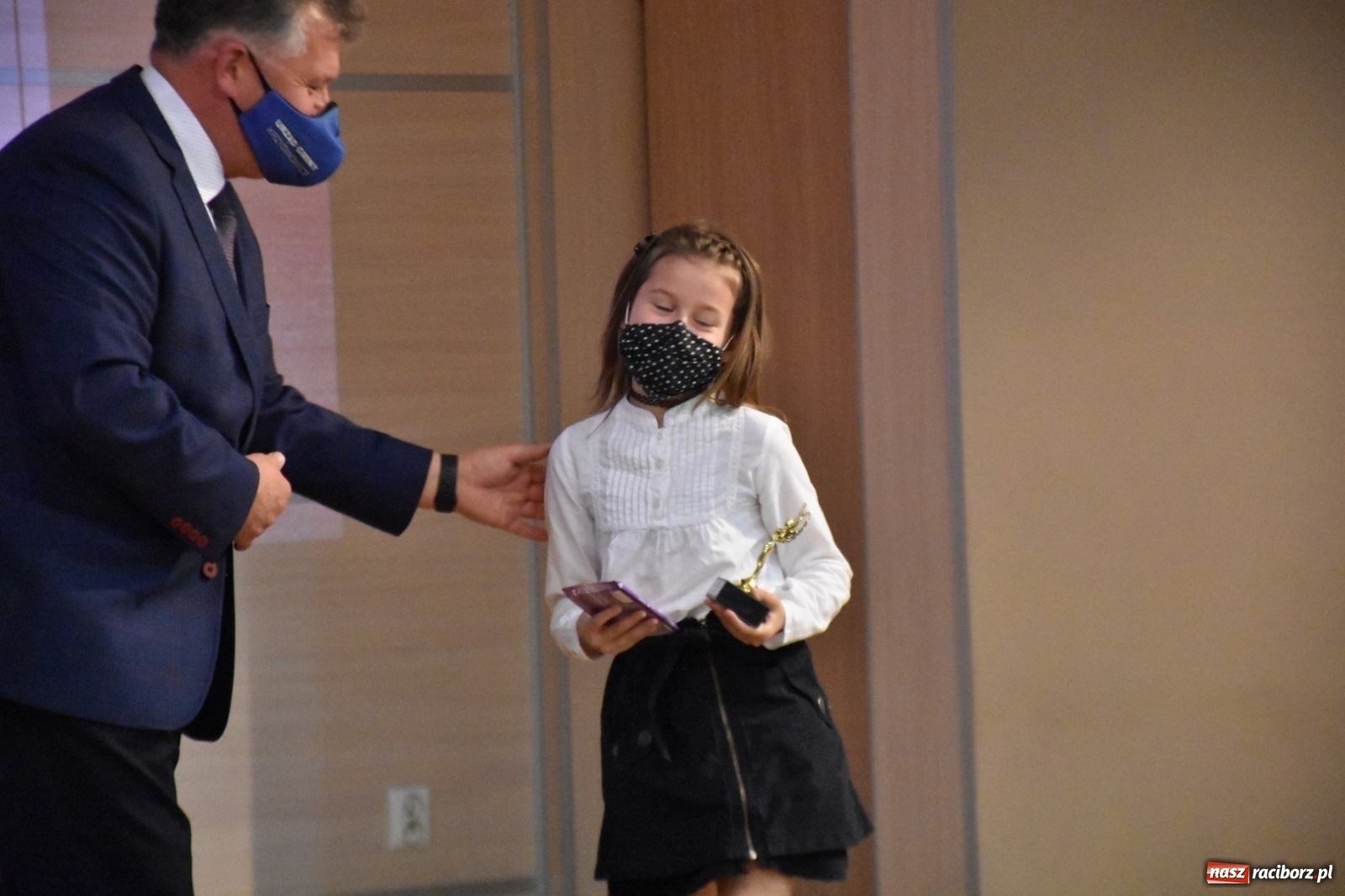 Zdjęcie w galerii na portalu naszraciborz.pl: Wybitni uczniowie gminy Krzyżanowice nagrodzeni [FOTO] wiadomości z regionu