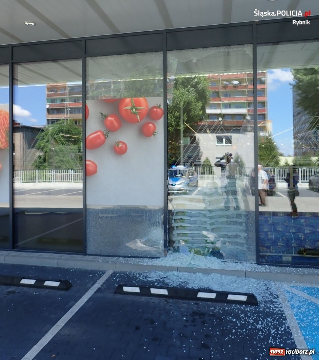 Zdjęcie w galerii na portalu naszraciborz.pl: Pomylił gaz z hamulcem i wjechał do sklepu wiadomości z regionu
