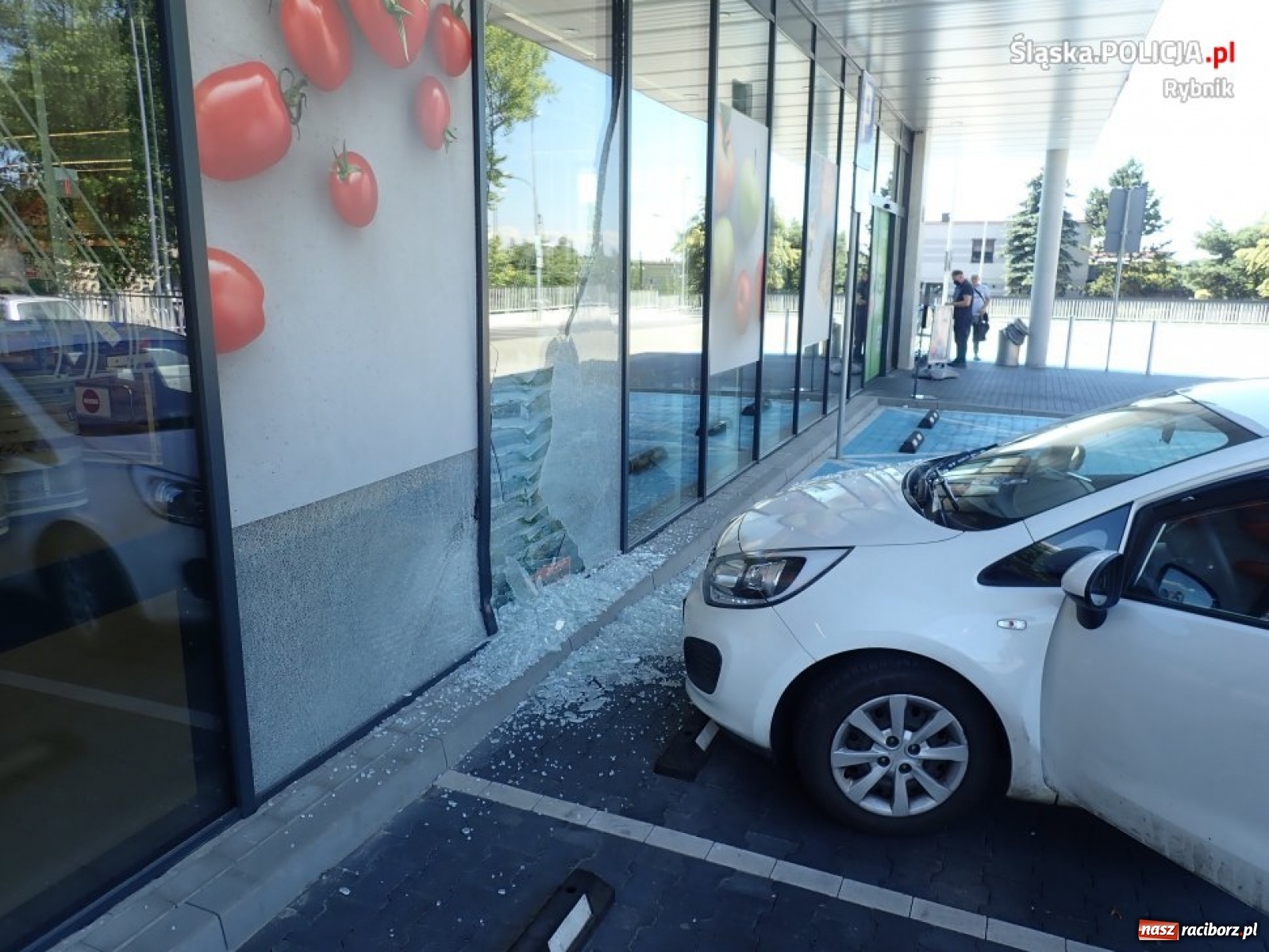 Zdjęcie w galerii na portalu naszraciborz.pl: Pomylił gaz z hamulcem i wjechał do sklepu wiadomości z regionu