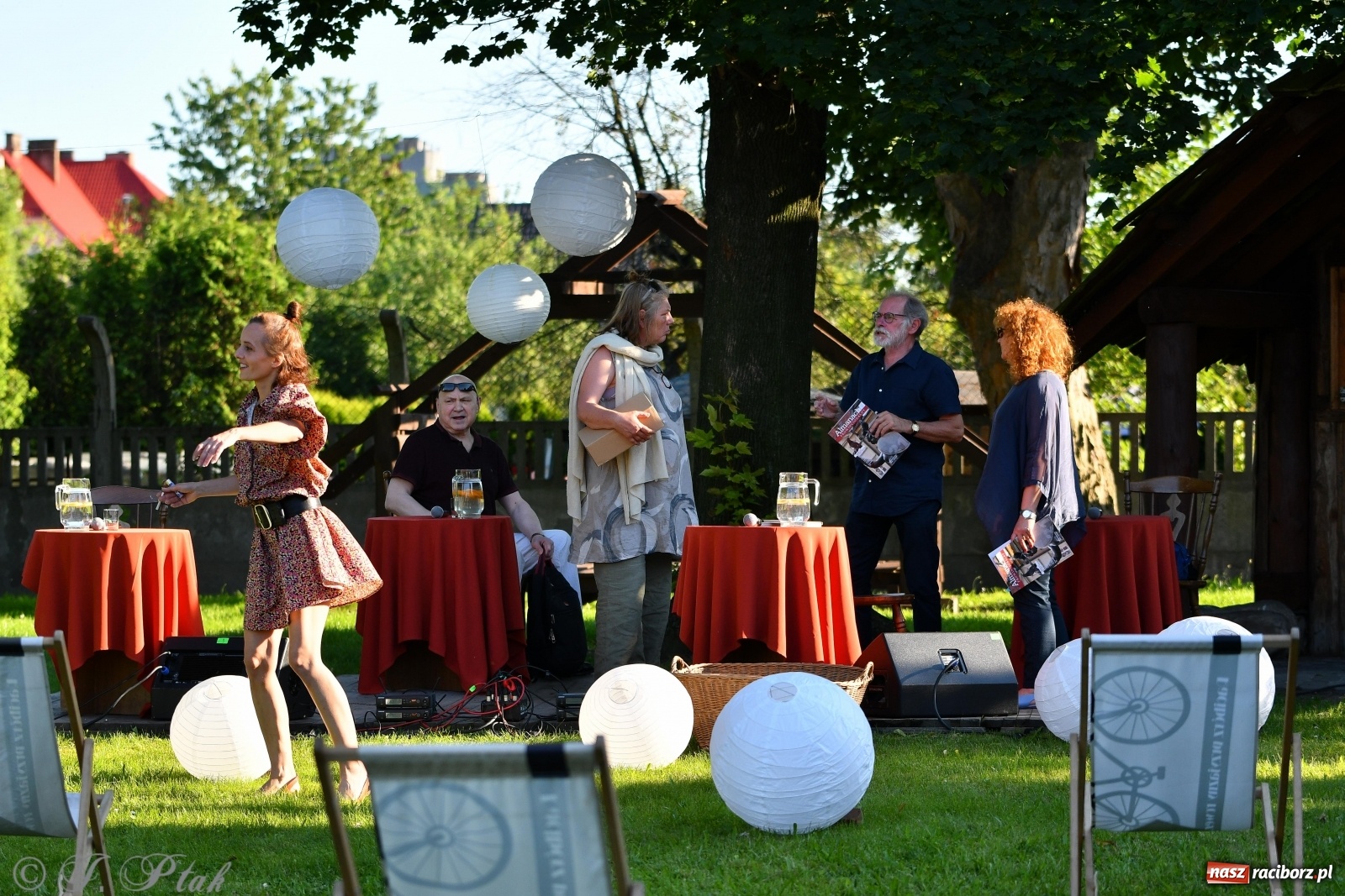 Zdjęcie w galerii na portalu naszraciborz.pl: Promocja Almanachu w ogrodach Strzechy  wiadomości z regionu