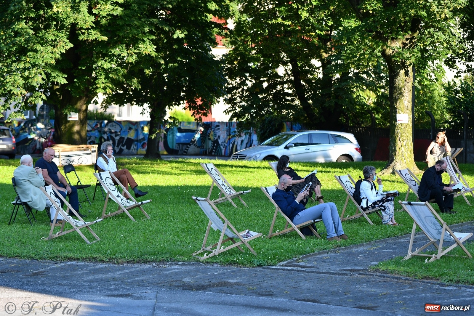 Zdjęcie w galerii na portalu naszraciborz.pl: Promocja Almanachu w ogrodach Strzechy  wiadomości z regionu