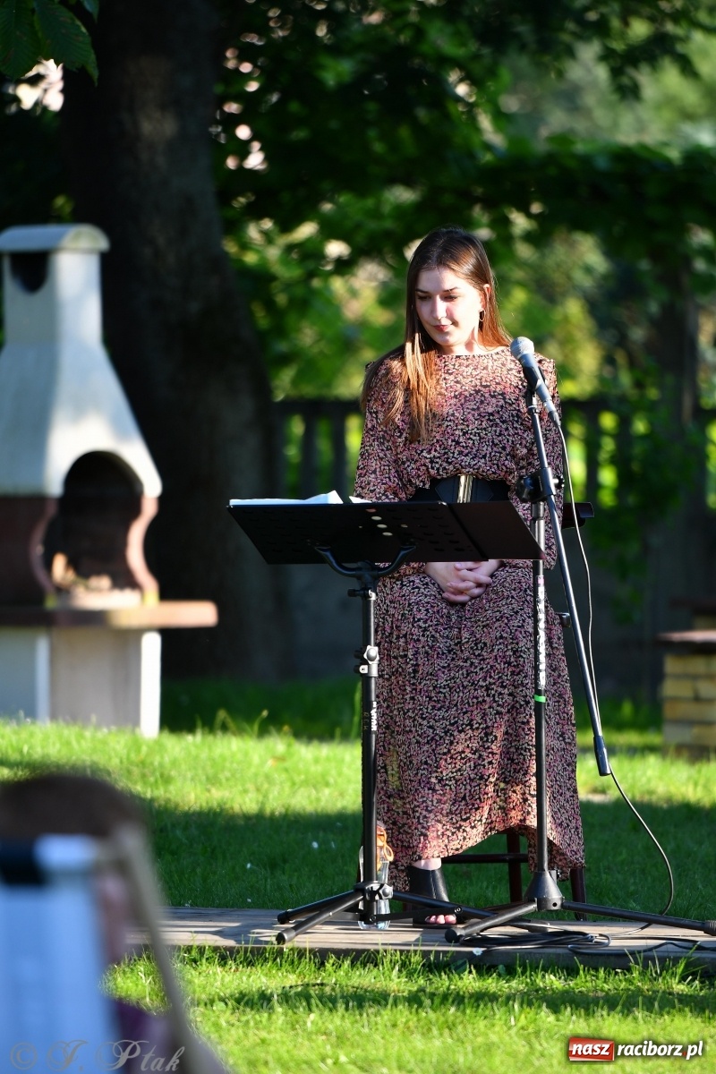 Zdjęcie w galerii na portalu naszraciborz.pl: Promocja Almanachu w ogrodach Strzechy  wiadomości z regionu