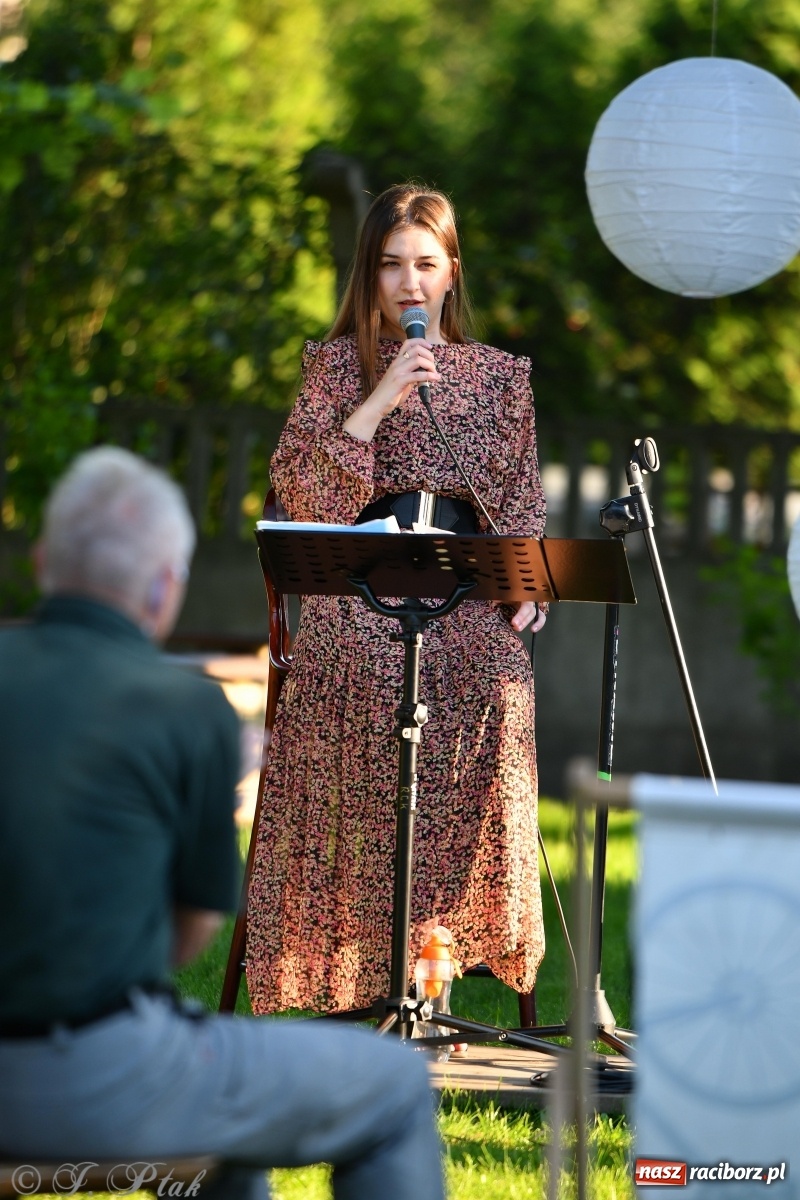 Zdjęcie w galerii na portalu naszraciborz.pl: Promocja Almanachu w ogrodach Strzechy  wiadomości z regionu