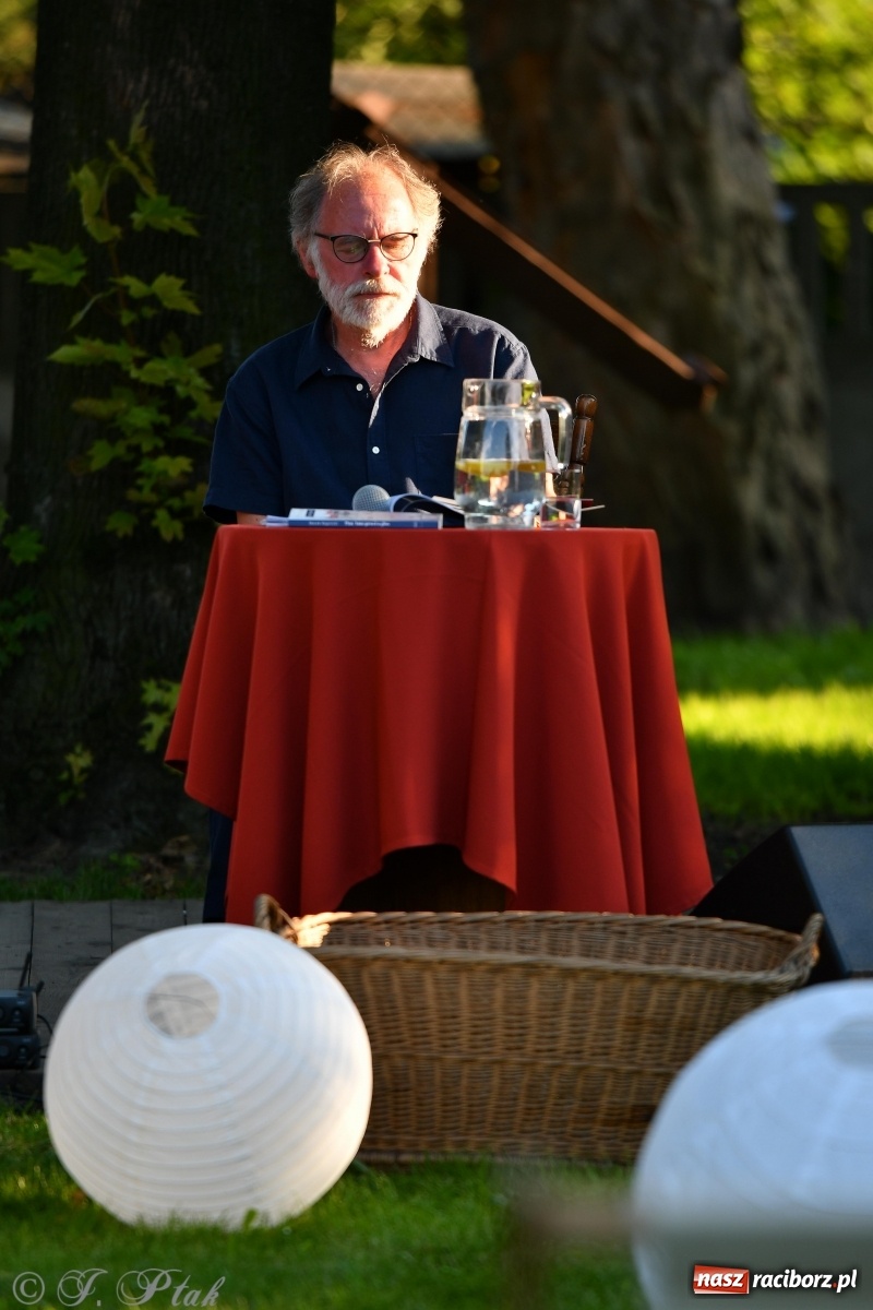 Zdjęcie w galerii na portalu naszraciborz.pl: Promocja Almanachu w ogrodach Strzechy  wiadomości z regionu
