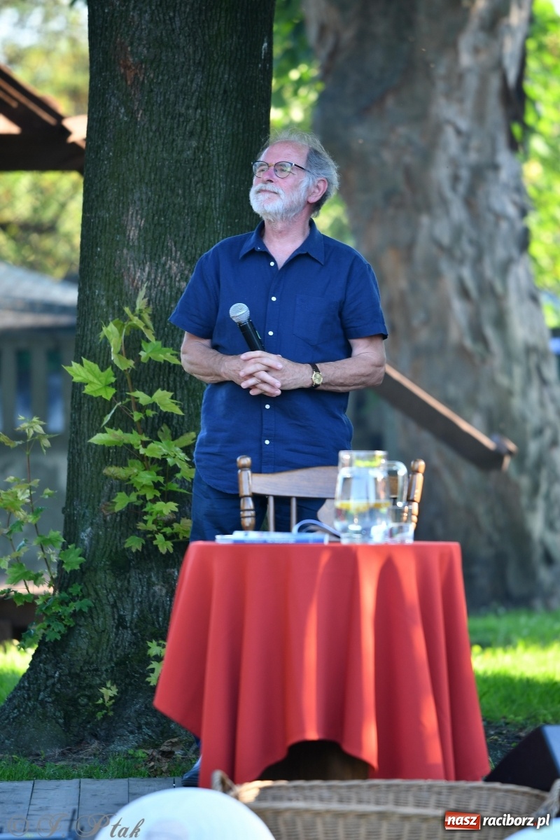 Zdjęcie w galerii na portalu naszraciborz.pl: Promocja Almanachu w ogrodach Strzechy  wiadomości z regionu