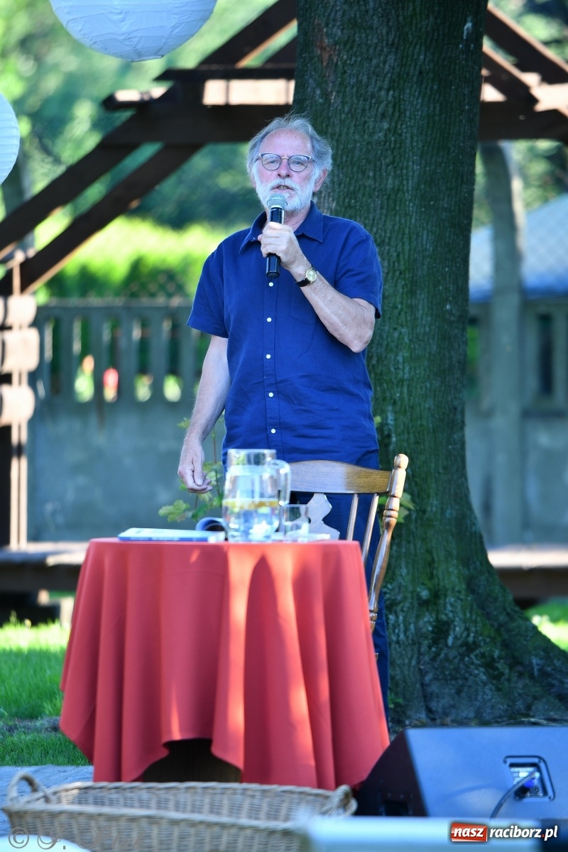 Zdjęcie w galerii na portalu naszraciborz.pl: Promocja Almanachu w ogrodach Strzechy  wiadomości z regionu