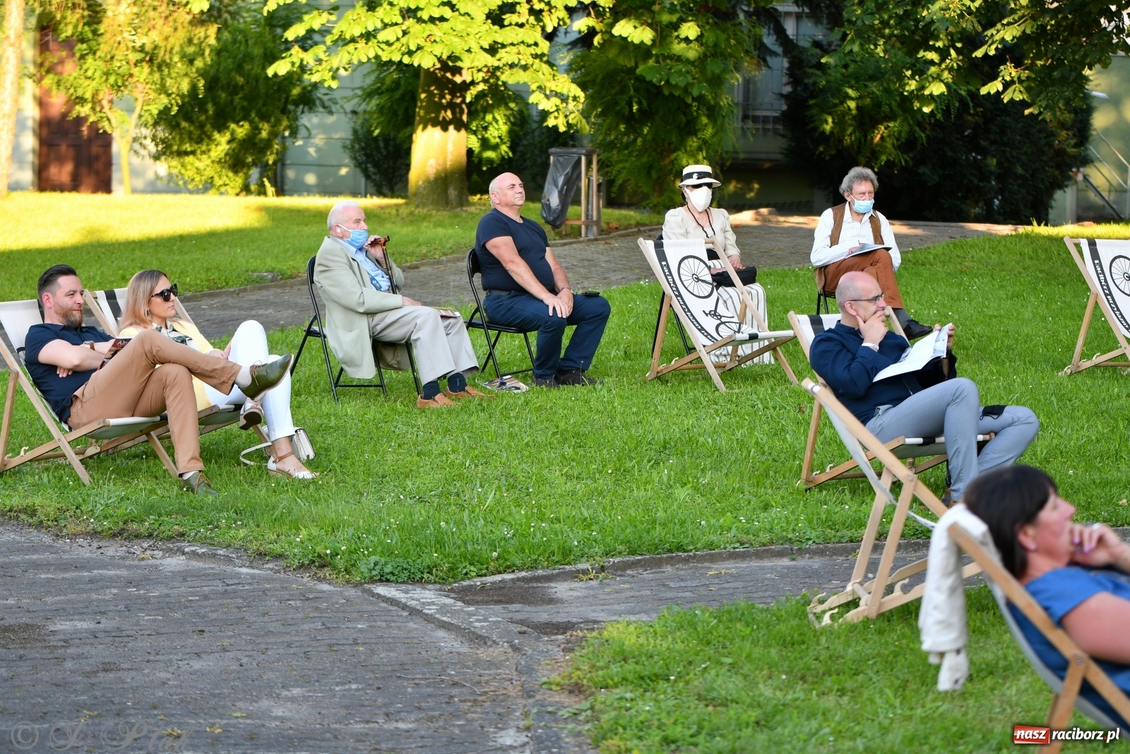 Zdjęcie w galerii na portalu naszraciborz.pl: Promocja Almanachu w ogrodach Strzechy  wiadomości z regionu
