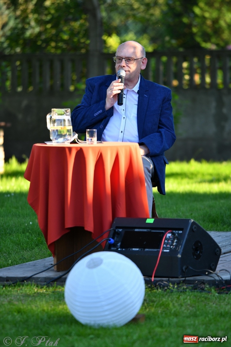 Zdjęcie w galerii na portalu naszraciborz.pl: Promocja Almanachu w ogrodach Strzechy  wiadomości z regionu