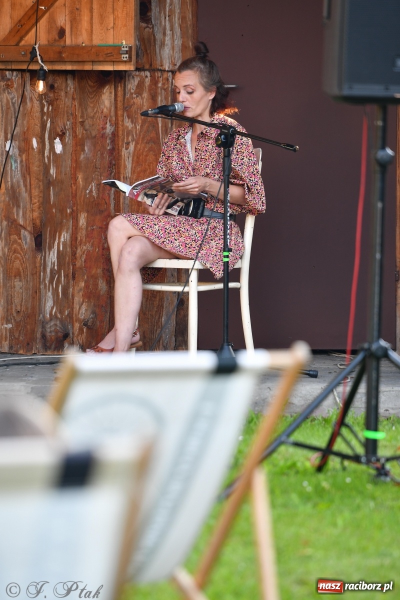 Zdjęcie w galerii na portalu naszraciborz.pl: Promocja Almanachu w ogrodach Strzechy  wiadomości z regionu