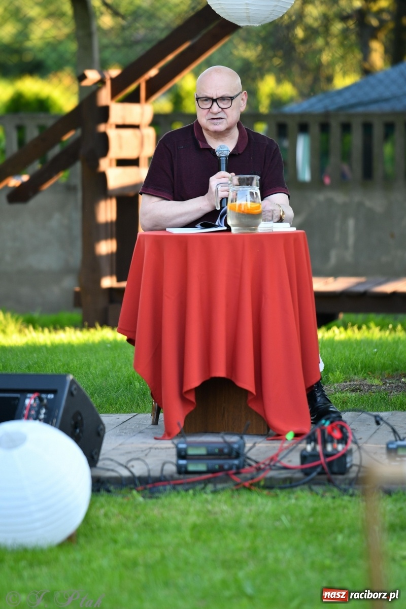 Zdjęcie w galerii na portalu naszraciborz.pl: Promocja Almanachu w ogrodach Strzechy  wiadomości z regionu