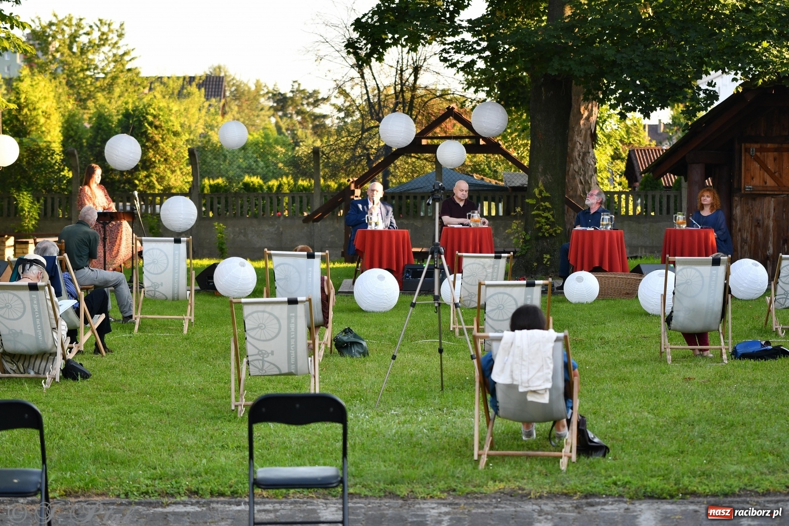 Zdjęcie w galerii na portalu naszraciborz.pl: Promocja Almanachu w ogrodach Strzechy  wiadomości z regionu