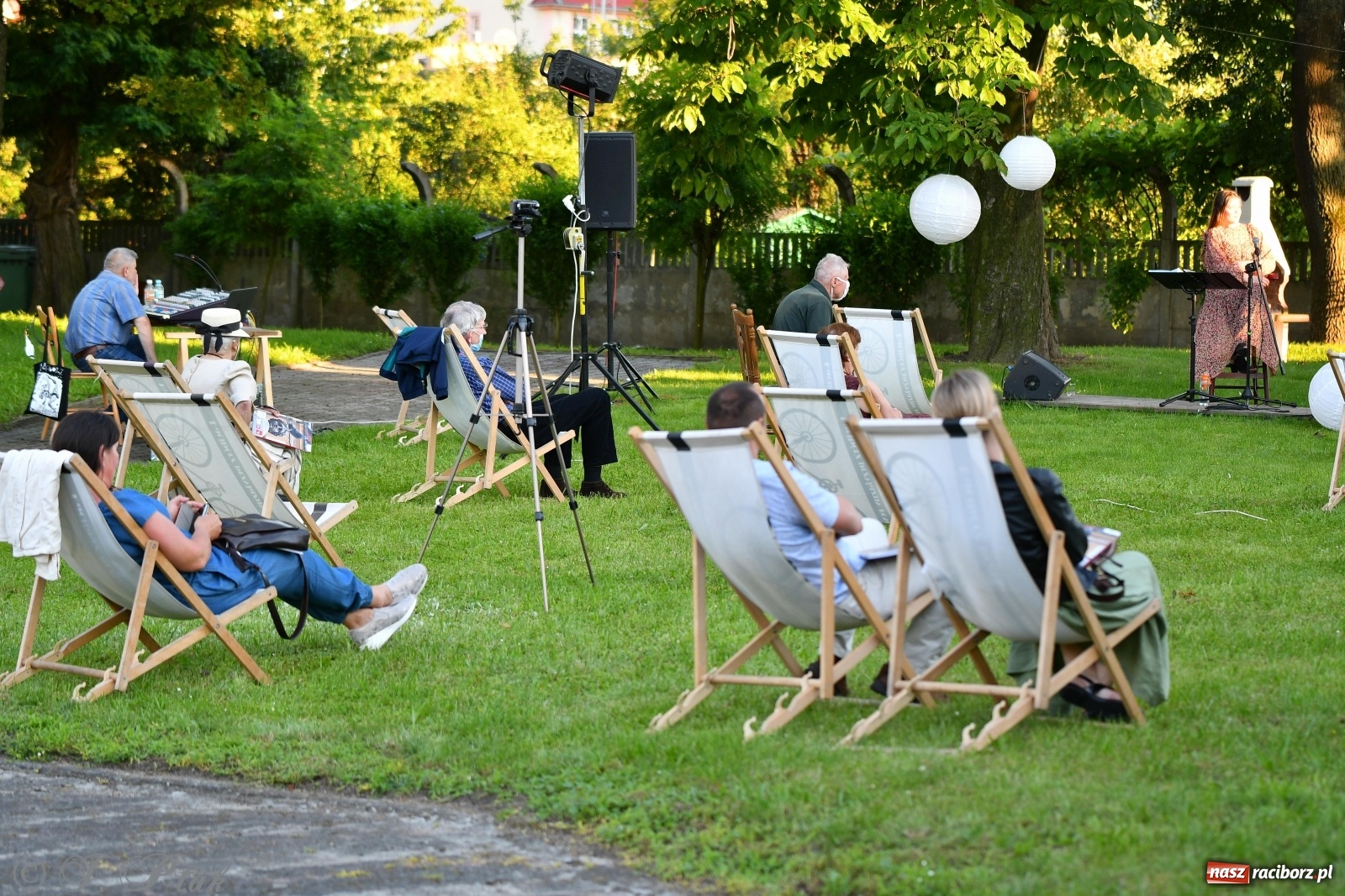 Zdjęcie w galerii na portalu naszraciborz.pl: Promocja Almanachu w ogrodach Strzechy  wiadomości z regionu