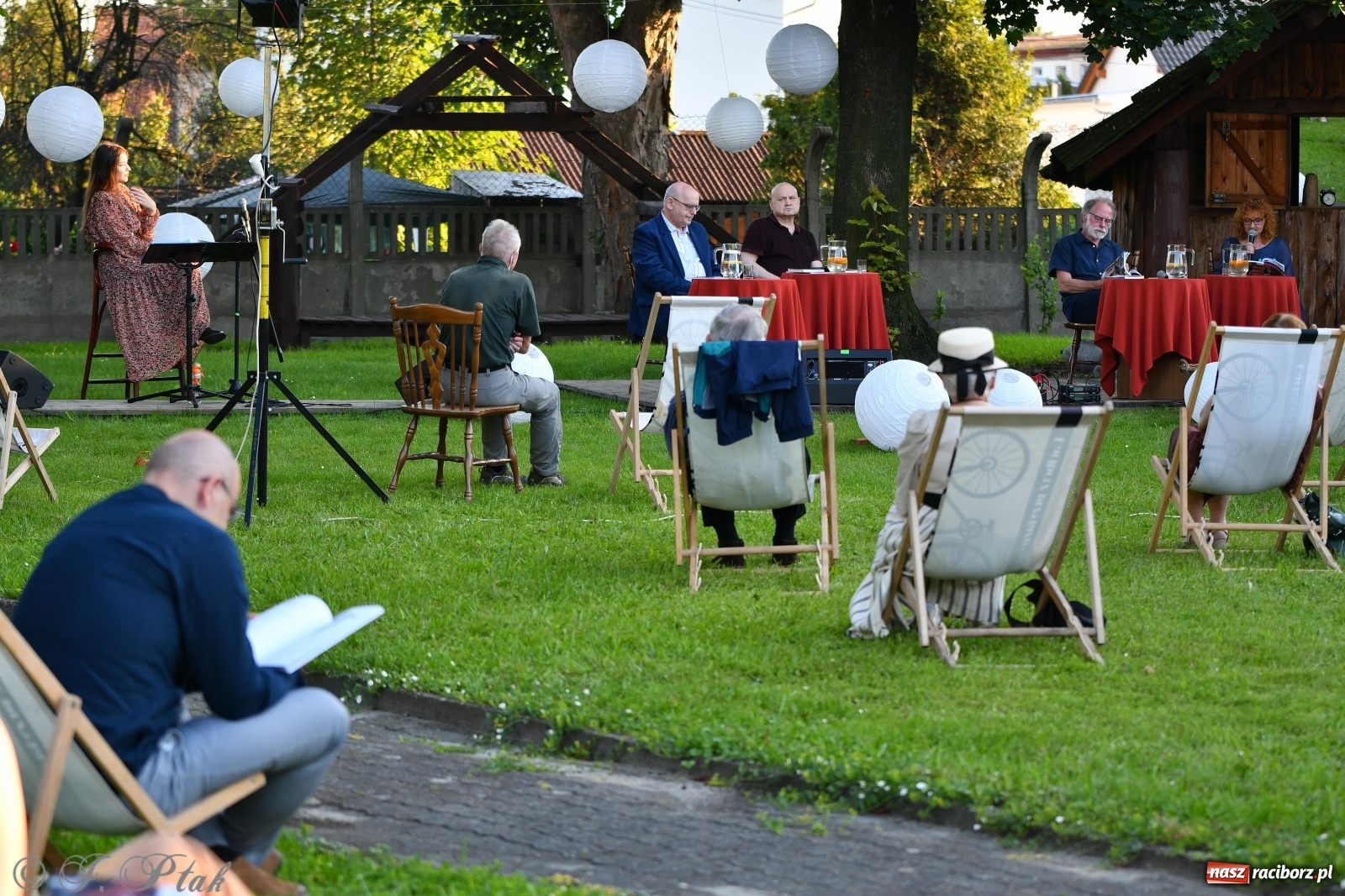 Zdjęcie w galerii na portalu naszraciborz.pl: Promocja Almanachu w ogrodach Strzechy  wiadomości z regionu