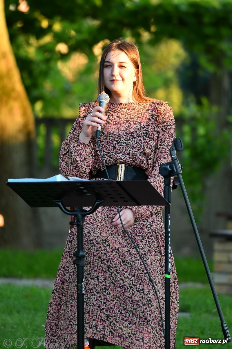 Zdjęcie w galerii na portalu naszraciborz.pl: Promocja Almanachu w ogrodach Strzechy  wiadomości z regionu