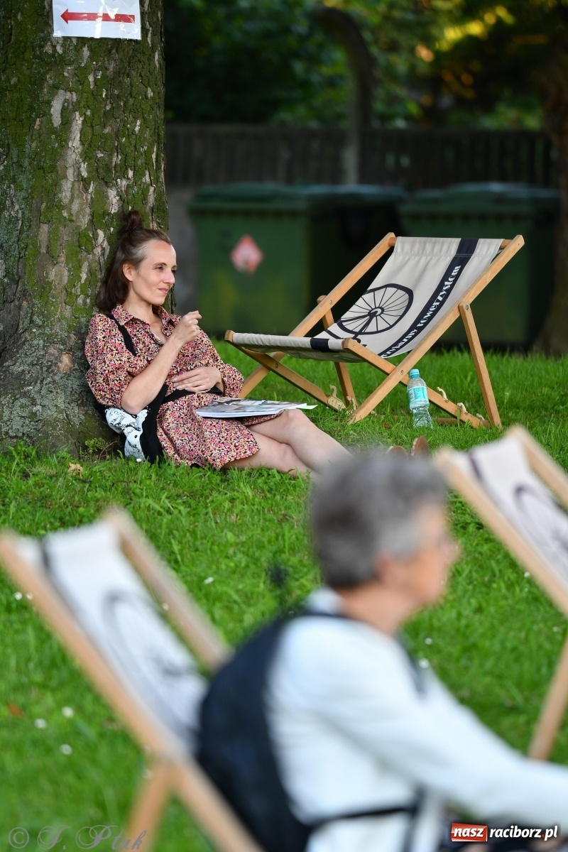 Zdjęcie w galerii na portalu naszraciborz.pl: Promocja Almanachu w ogrodach Strzechy  wiadomości z regionu