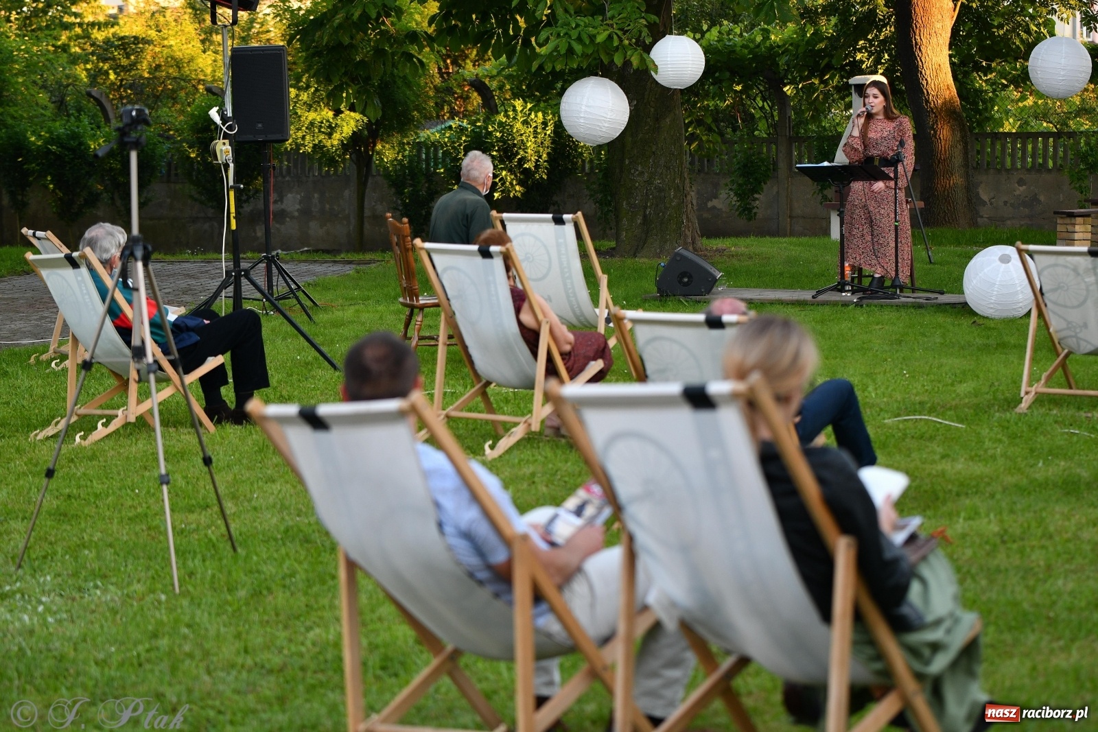 Zdjęcie w galerii na portalu naszraciborz.pl: Promocja Almanachu w ogrodach Strzechy  wiadomości z regionu