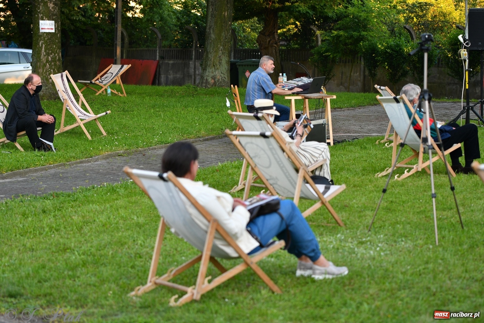 Zdjęcie w galerii na portalu naszraciborz.pl: Promocja Almanachu w ogrodach Strzechy  wiadomości z regionu