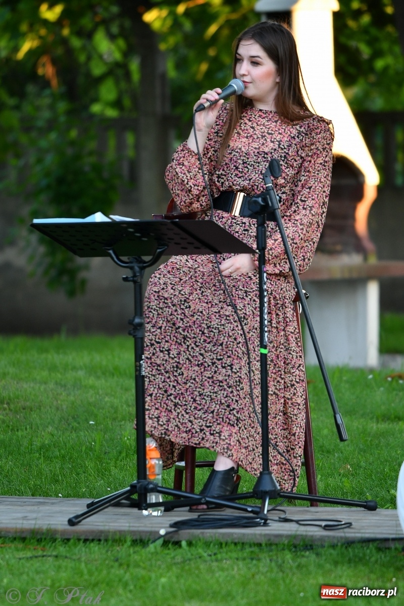 Zdjęcie w galerii na portalu naszraciborz.pl: Promocja Almanachu w ogrodach Strzechy  wiadomości z regionu