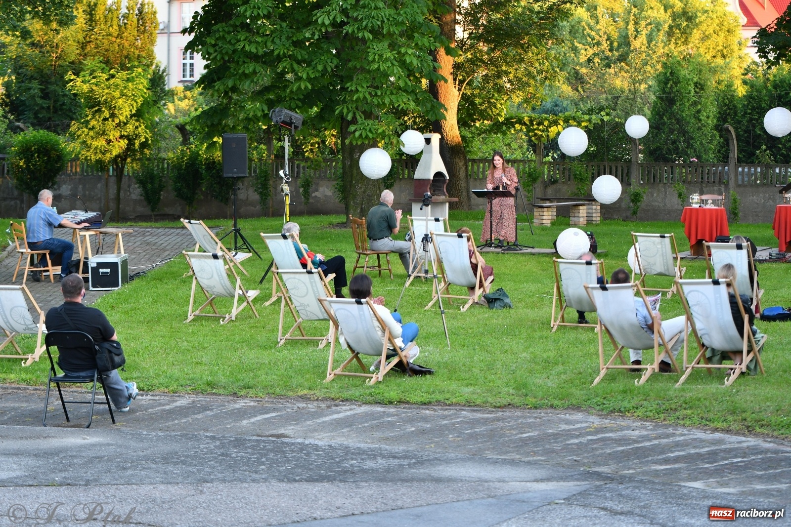 Zdjęcie w galerii na portalu naszraciborz.pl: Promocja Almanachu w ogrodach Strzechy  wiadomości z regionu