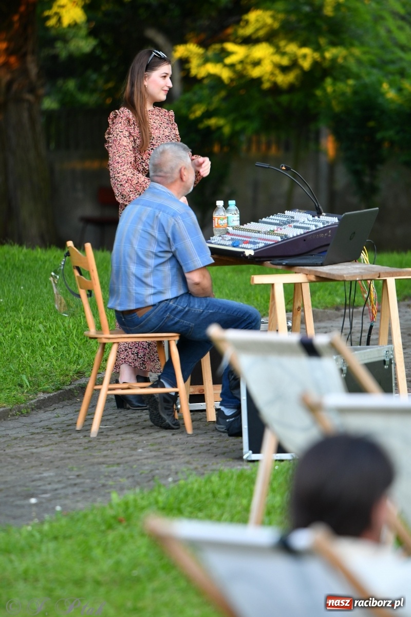 Zdjęcie w galerii na portalu naszraciborz.pl: Promocja Almanachu w ogrodach Strzechy  wiadomości z regionu