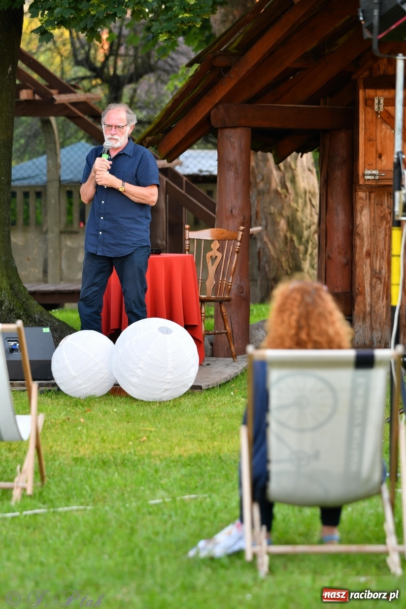 Zdjęcie w galerii na portalu naszraciborz.pl: Promocja Almanachu w ogrodach Strzechy  wiadomości z regionu