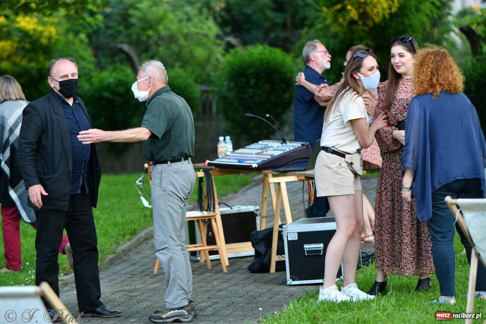 Zdjęcie w galerii na portalu naszraciborz.pl: Promocja Almanachu w ogrodach Strzechy  wiadomości z regionu