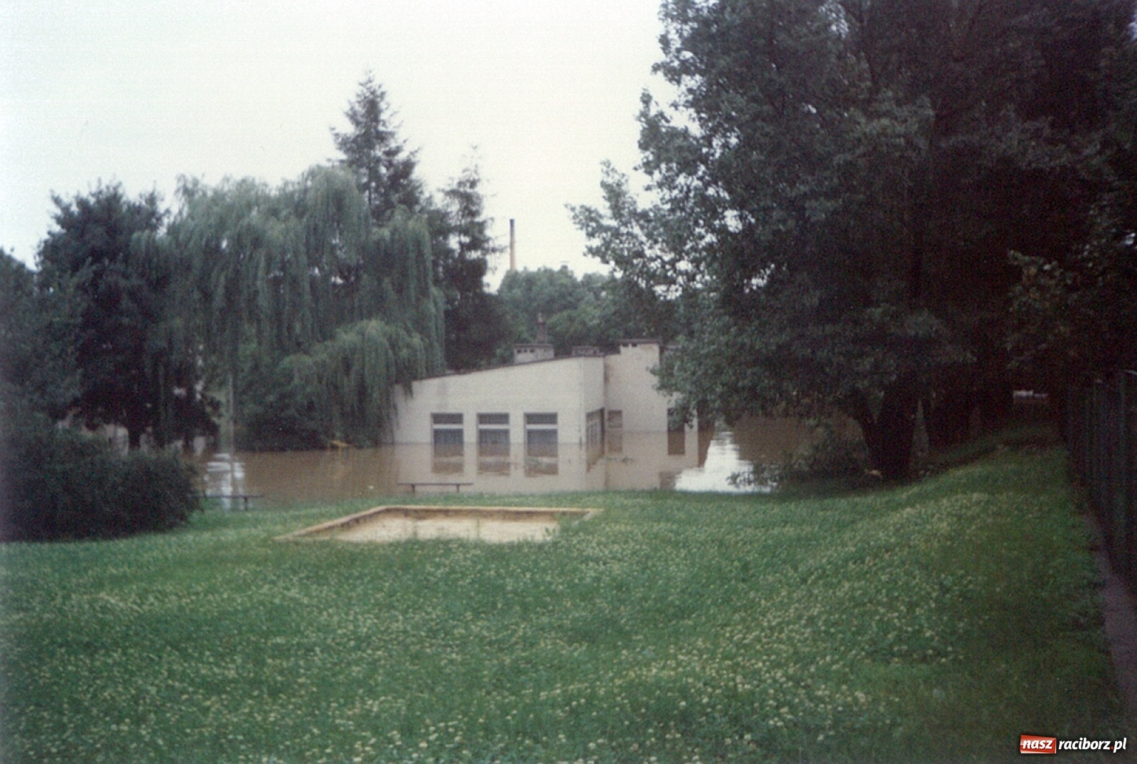 Zdjęcie w galerii na portalu naszraciborz.pl: Data zalania dworca w 1997 r. Kto ma rację - wiceminister czy prezydent? [FOTO Z 1997] wiadomości z regionu