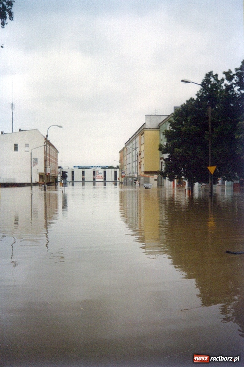 Zdjęcie w galerii na portalu naszraciborz.pl: Data zalania dworca w 1997 r. Kto ma rację - wiceminister czy prezydent? [FOTO Z 1997] wiadomości z regionu