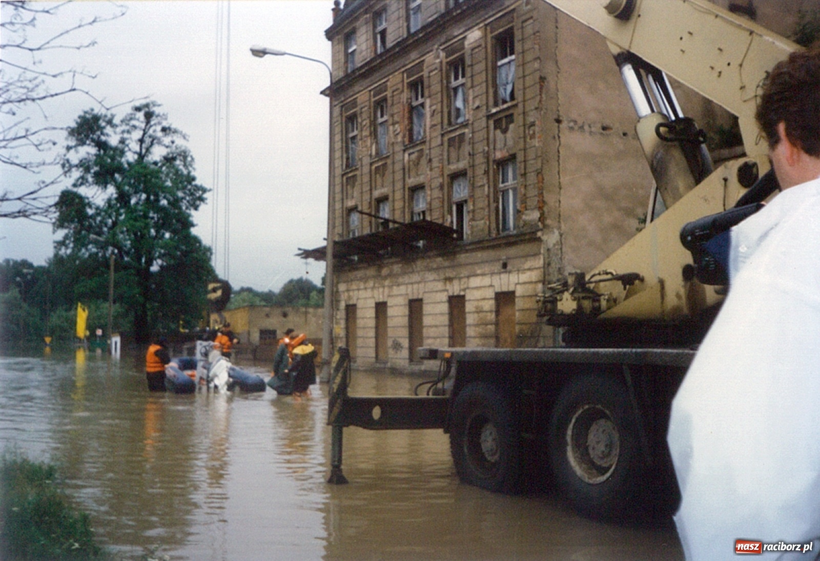 Zdjęcie w galerii na portalu naszraciborz.pl: Data zalania dworca w 1997 r. Kto ma rację - wiceminister czy prezydent? [FOTO Z 1997] wiadomości z regionu