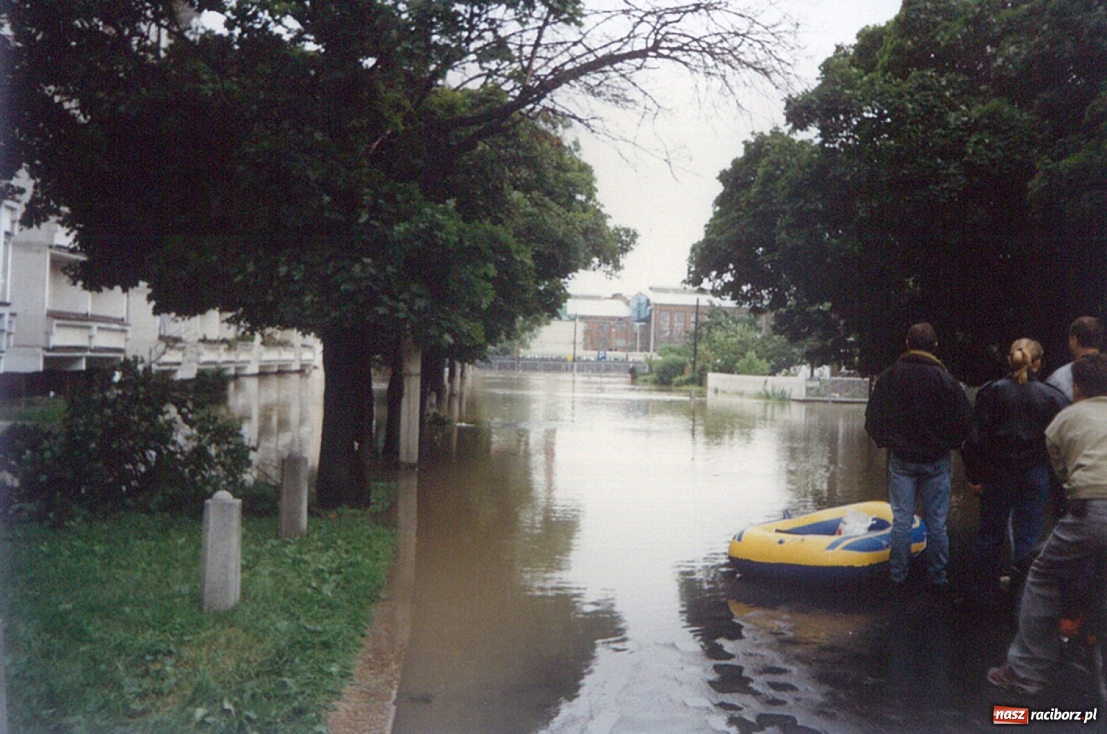 Zdjęcie w galerii na portalu naszraciborz.pl: Data zalania dworca w 1997 r. Kto ma rację - wiceminister czy prezydent? [FOTO Z 1997] wiadomości z regionu