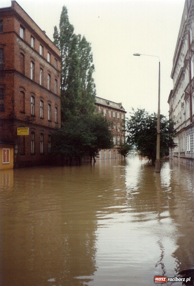 Zdjęcie w galerii na portalu naszraciborz.pl: Data zalania dworca w 1997 r. Kto ma rację - wiceminister czy prezydent? [FOTO Z 1997] wiadomości z regionu