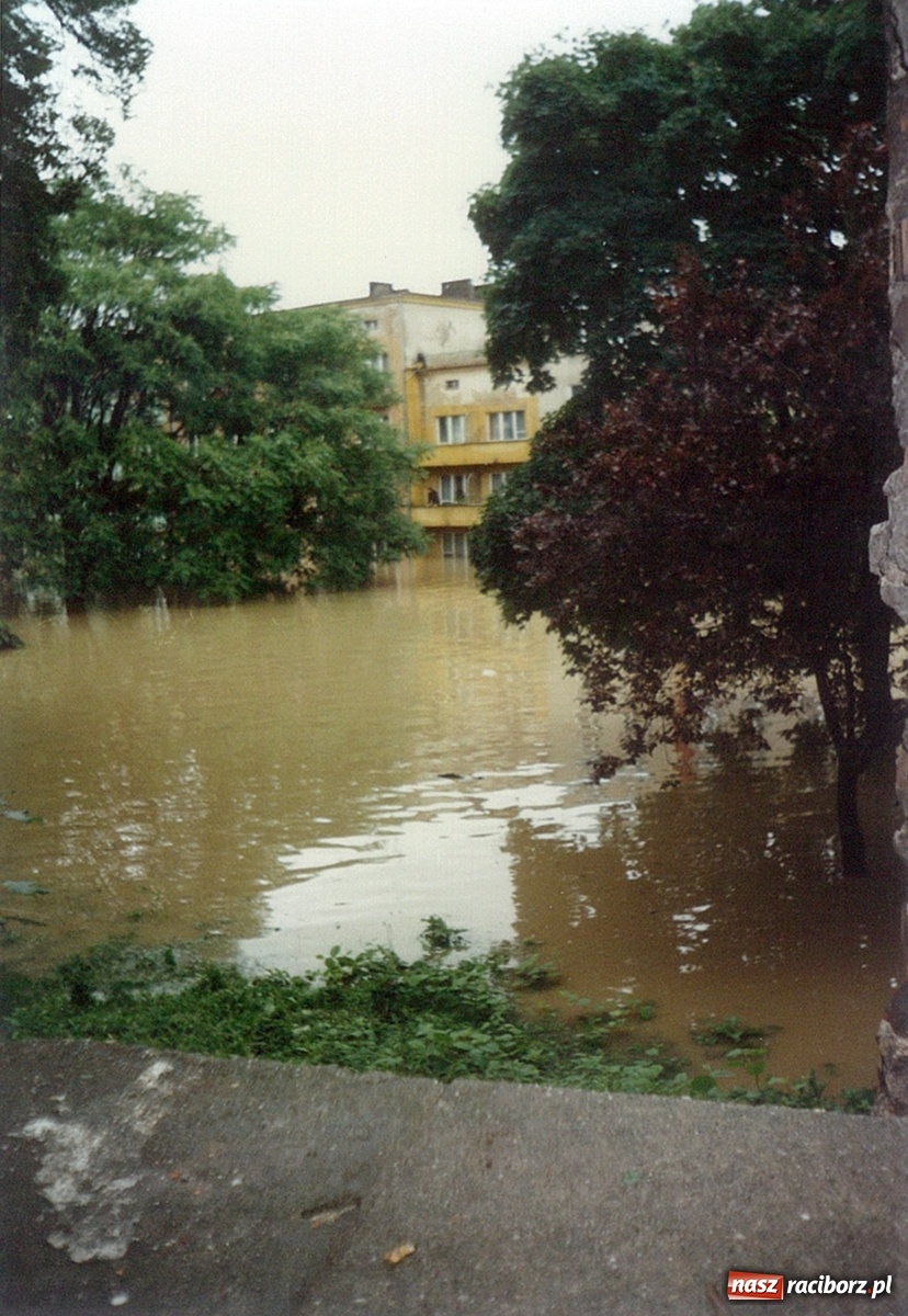 Zdjęcie w galerii na portalu naszraciborz.pl: Data zalania dworca w 1997 r. Kto ma rację - wiceminister czy prezydent? [FOTO Z 1997] wiadomości z regionu