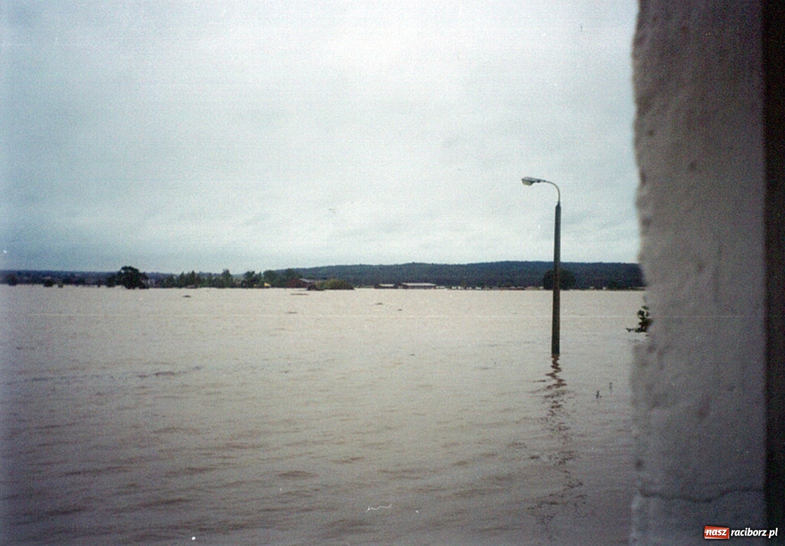Zdjęcie w galerii na portalu naszraciborz.pl: Data zalania dworca w 1997 r. Kto ma rację - wiceminister czy prezydent? [FOTO Z 1997] wiadomości z regionu