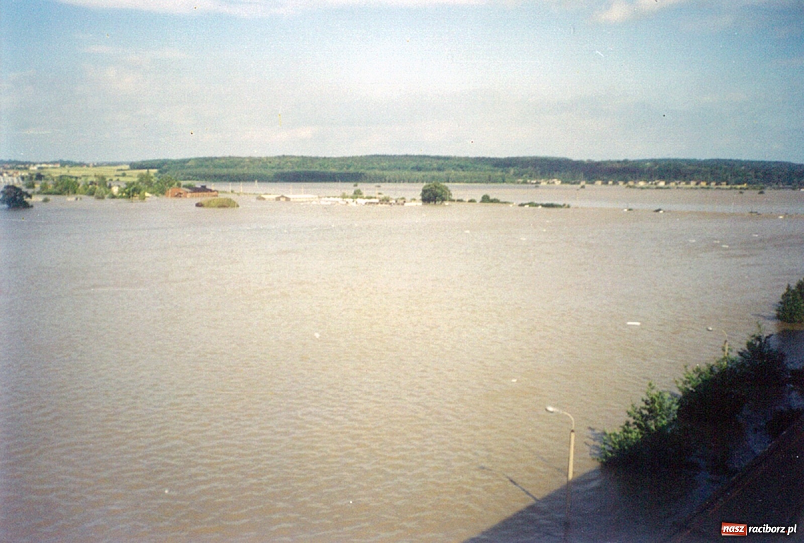 Zdjęcie w galerii na portalu naszraciborz.pl: Data zalania dworca w 1997 r. Kto ma rację - wiceminister czy prezydent? [FOTO Z 1997] wiadomości z regionu