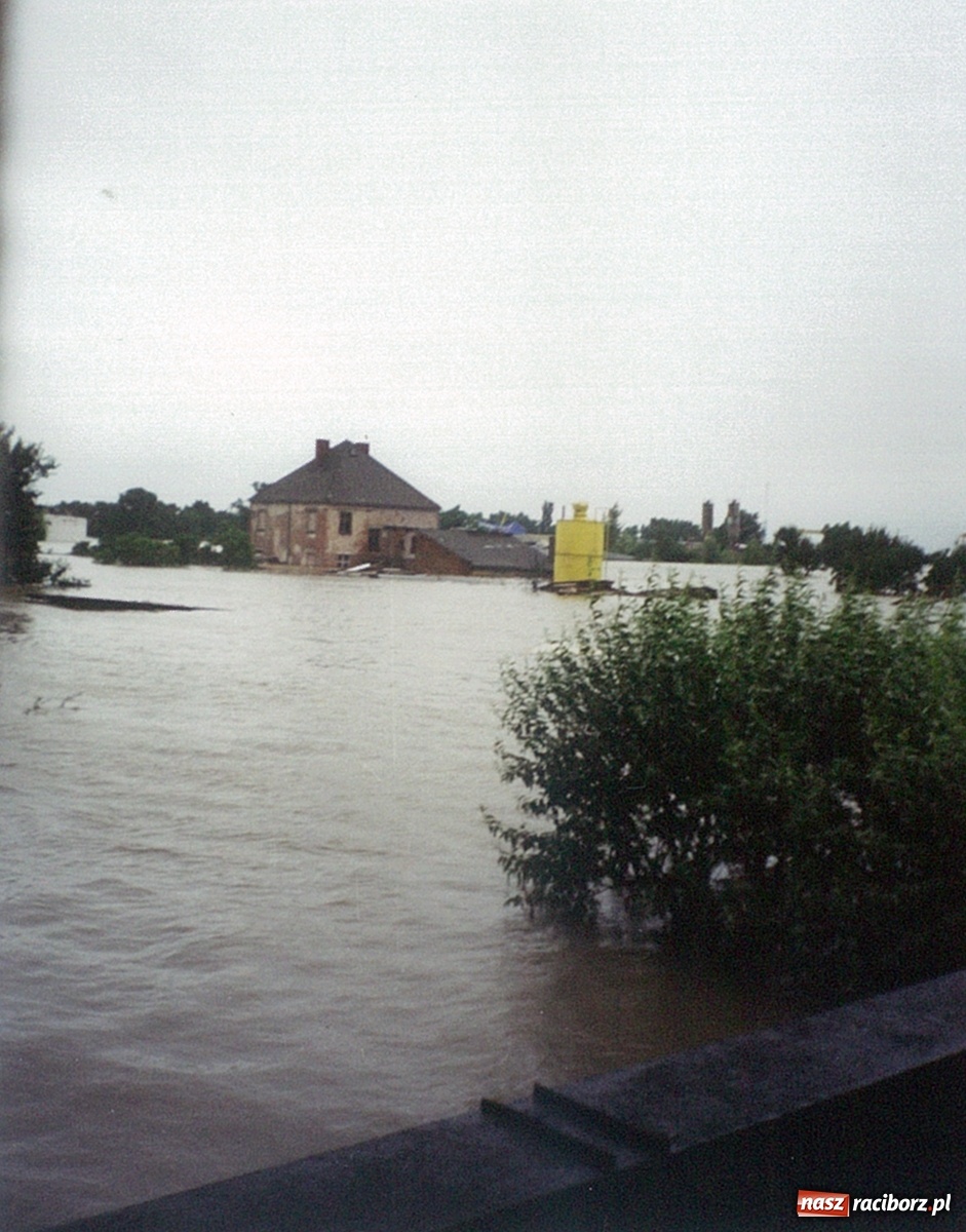 Zdjęcie w galerii na portalu naszraciborz.pl: Data zalania dworca w 1997 r. Kto ma rację - wiceminister czy prezydent? [FOTO Z 1997] wiadomości z regionu