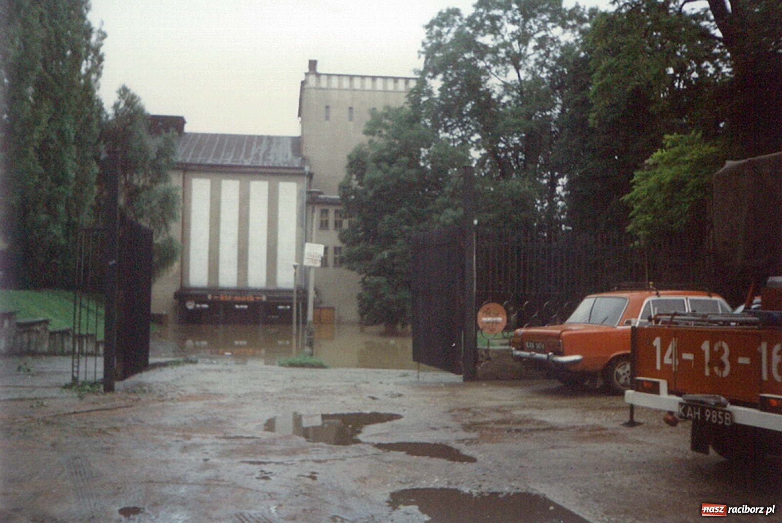 Zdjęcie w galerii na portalu naszraciborz.pl: Data zalania dworca w 1997 r. Kto ma rację - wiceminister czy prezydent? [FOTO Z 1997] wiadomości z regionu