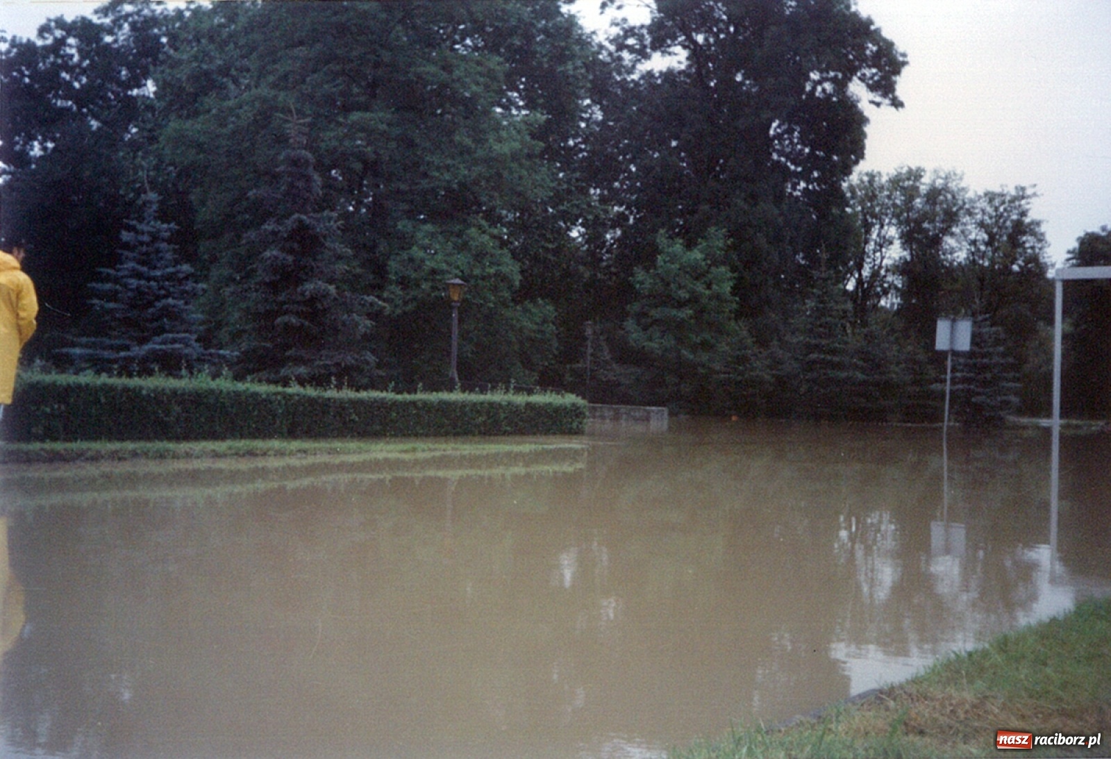 Zdjęcie w galerii na portalu naszraciborz.pl: Data zalania dworca w 1997 r. Kto ma rację - wiceminister czy prezydent? [FOTO Z 1997] wiadomości z regionu
